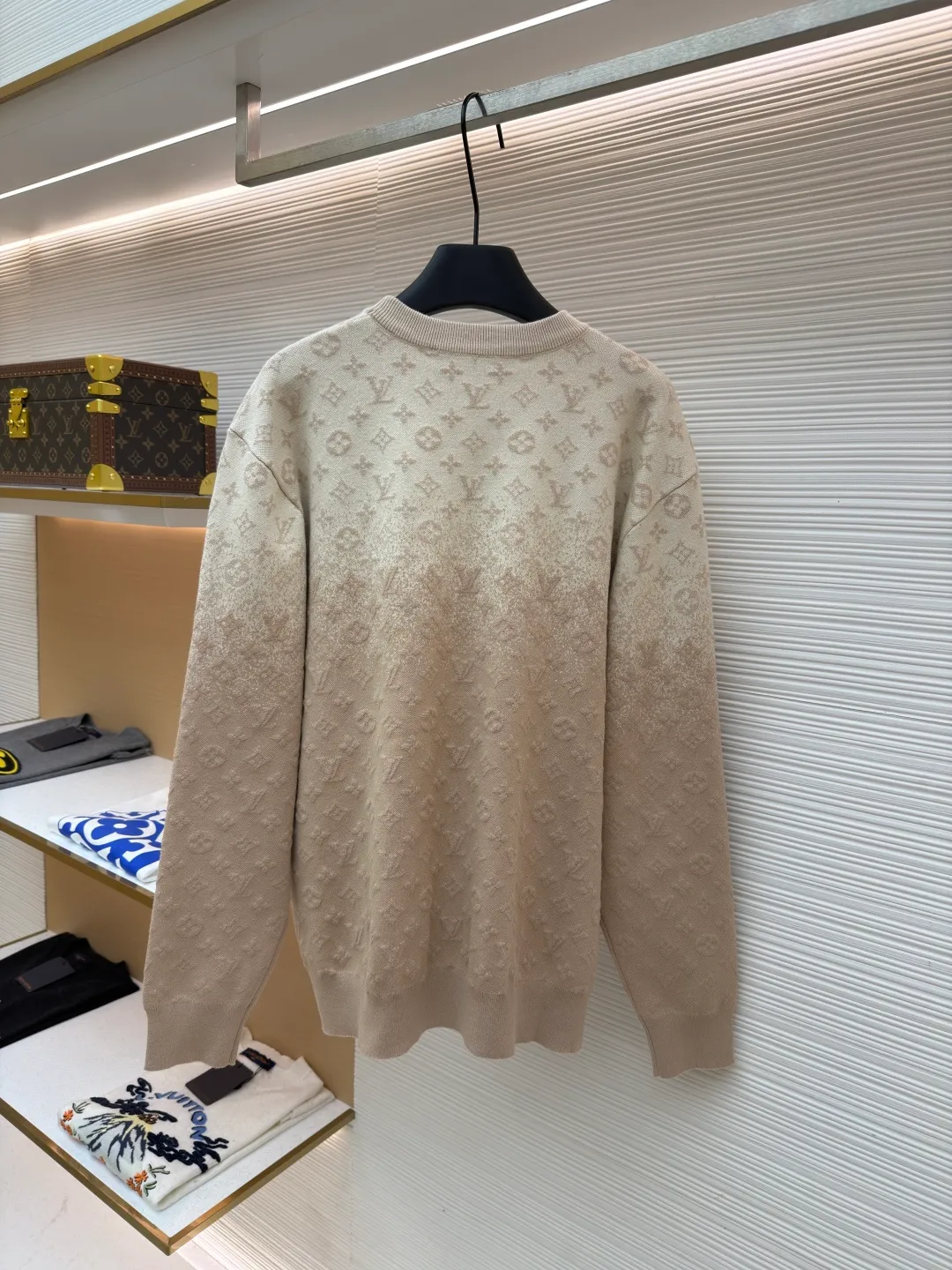 LOUIS VUITTON letter gradient jacquard sweater ●Original version: purchased and developed for 13200 ●Item number: 1682320-B65 ●Fabric: cotton fabric ●Technology: knitted jacquard production ●Color: khaki gradient ●Version: fitted version ●Weight: about 590 grams ●Size: S-M-L-XL ●Description: This Louis Vuitton beige knitted sweater is made of Australian merino wool and mulberry silk blended yarn, woven on a 24-needle precision computerized flat knitting machine. The base is a delicate jersey structure, which combines the warmth of wool with the smooth touch of silk. The body of the garment uses a combination of jacquard + gradient dyeing and finishing processes. The upper part is woven with a classic Monogram pattern using three-dimensional jacquard technology. The pattern height is accurate to 0.3 mm. The lower part uses a segmented dip-dyeing process to achieve a beige gradient effect from light to dark. The dye is a plant-based environmentally friendly dye, which is not easy to fade after color fixation. The collar, cuffs and hem are all made of double-layer ribbing technology, which is highly resistant to deformation after pre-shrunk treatment. The shoulders are seamlessly integrated to reduce friction when wearing. The overall micro-profile tailoring and side seam invisible slits ensure a crisp silhouette while increasing the freedom of movement. Each process is hand-checked by the brand to ensure the quality of details. The overall wiring is straight and delicate, the fabric is comfortable and soft, and the color is consistent without color difference. It can be matched with the same style to create a fashionable look and control various occasions. Customized accessories, complete with three standards, same style for men and women!